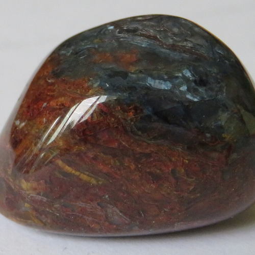 Alla Scoperta della Pietersite: La Pietra della Tempesta