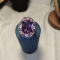 Anello "Regalità Viola" in Acciaio con Grande Ametista e Pavé di Luce