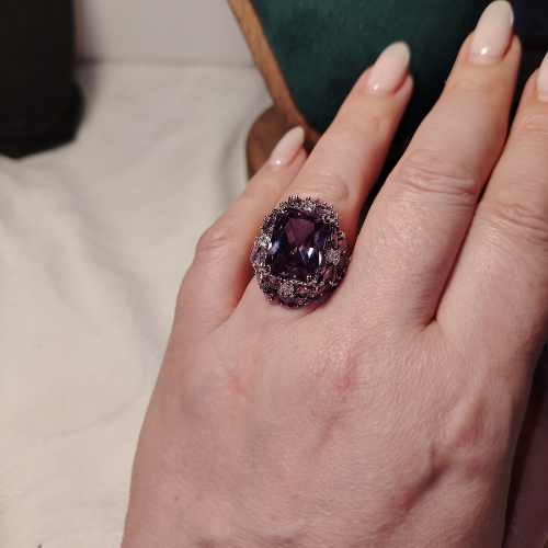 Anello "Regalità Viola" in Acciaio con Grande Ametista e Pavé di Luce