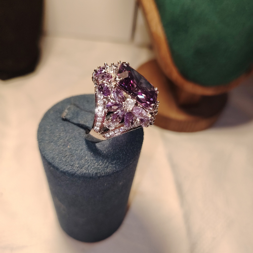 Anello "Regalità Viola" in Acciaio con Grande Ametista e Pavé di Luce