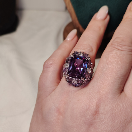 Anello "Regalità Viola" in Acciaio con Grande Ametista e Pavé di Luce