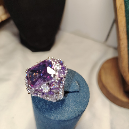 Anello "Regalità Viola" in Acciaio con Grande Ametista e Pavé di Luce