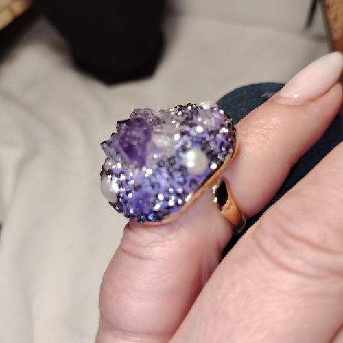 Anello "Alchimia Lunare" – Drusa di Ametista e Perle in Oro 18k