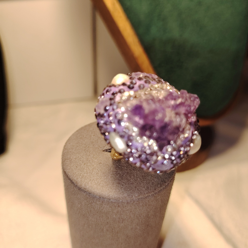 Anello "Alchimia Lunare" – Drusa di Ametista e Perle in Oro 18k
