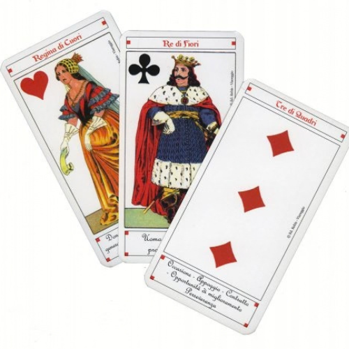 Mazzo di carte da cartomanzia con tre carte illustrate e simboli rossi e neri.