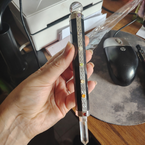 Bacchetta canalizzatrice di shungite e chakra con sfera