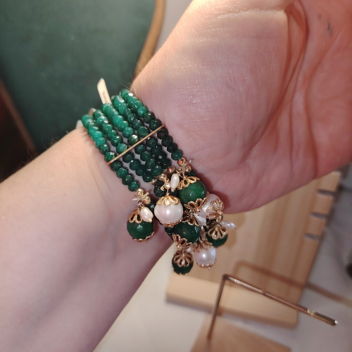 Bracciale "Regina di Smeraldo" – 5 Fili di Perle, Radice di Smeraldo