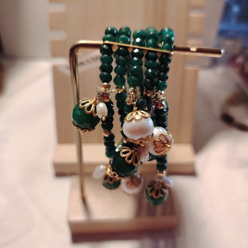 Bracciale "Regina di Smeraldo" – 5 Fili di Perle, Radice di Smeraldo