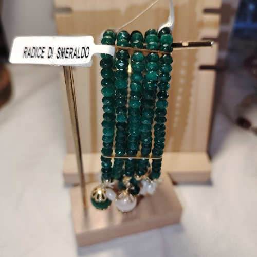 Bracciale "Regina di Smeraldo" – 5 Fili di Perle, Radice di Smeraldo