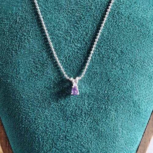 Ciondolo ametista sfaccettata argento L'arcano segreto ciondolo-ametista-vicino