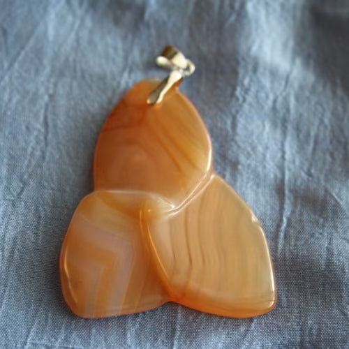 Ciondolo argento triskele con corniola L'arcano segreto ciondolo-argento-triskele