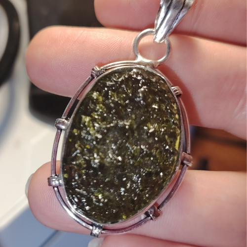 Ciondolo in argento 925 con moldavite