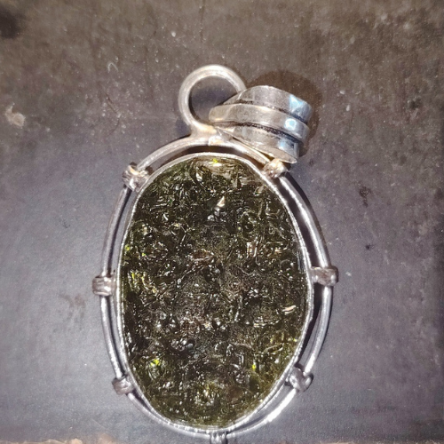 Ciondolo in argento 925 con moldavite