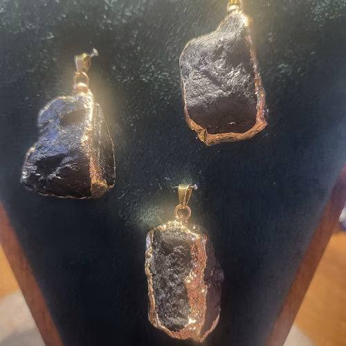 Ciondolo con tormalina grezza L'arcano segreto ciondolo-tormalina-grezza