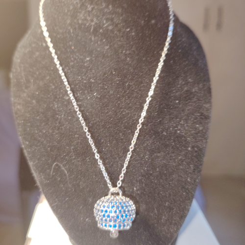 Collana "Eco dell'Oceano" – Campanella Artigianale Rodio e Zirconi Blu