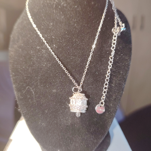Collana "Luce Primordiale" – Campanella Artigianale Rodio e Baguette Bianche