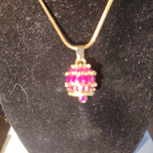 Collana "Essenza Magenta" – Campanella Artigianale e Baguette Fucsia