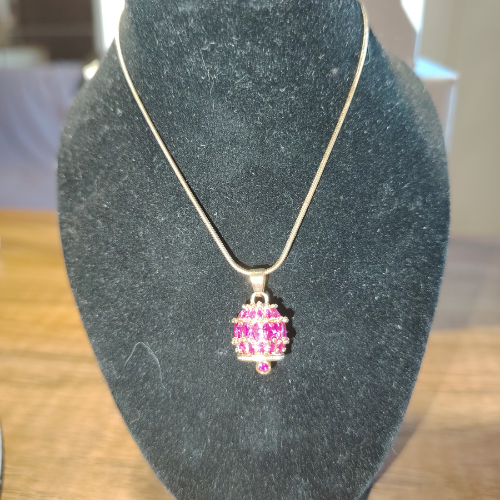 Collana "Essenza Magenta" – Campanella Artigianale e Baguette Fucsia