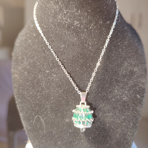 Collana "Smeraldo Sacro" – Campanella Artigianale Rodio e Baguette Verdi