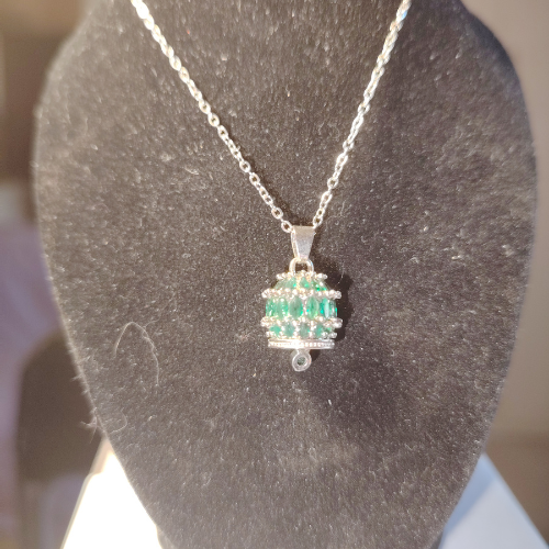 Collana "Smeraldo Sacro" – Campanella Artigianale Rodio e Baguette Verdi