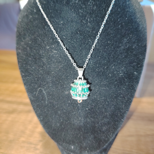 Collana "Smeraldo Sacro" – Campanella Artigianale Rodio e Baguette Verdi
