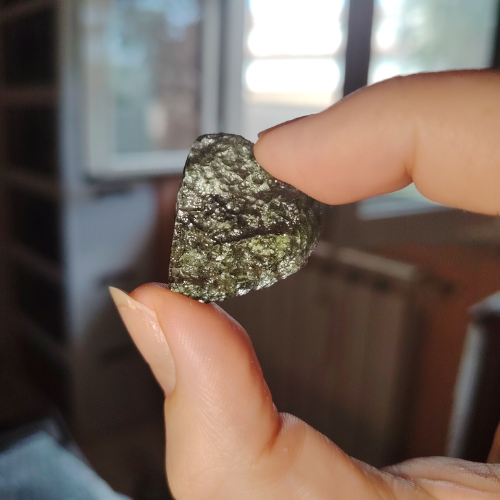 Pezzo di moldavite naturale