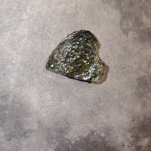 Pezzo di moldavite naturale