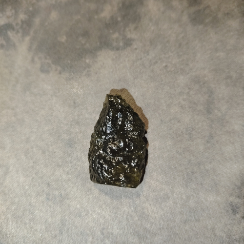 frammento di Moldavite naturale grezza