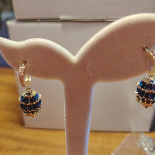 Orecchini "Riflessi di Mezzanotte" – Acciaio Oro e Zirconi Blu