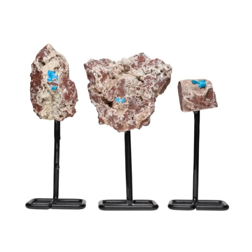 Tre esemplari di cavansite blu su supporti metallici neri