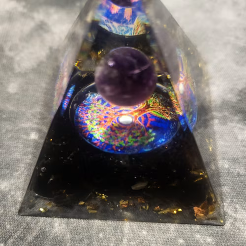 Piramide di orgonite e ametista L'arcano segreto piramide-orgonite
