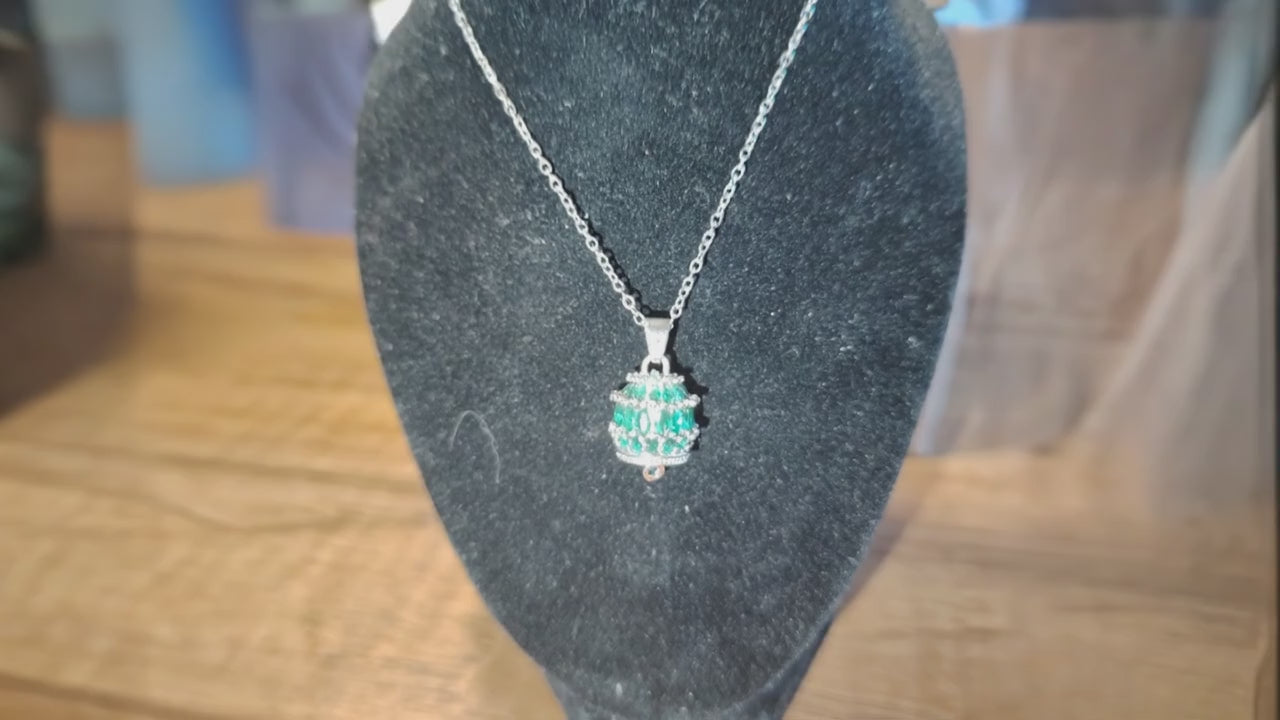 Collana "Smeraldo Sacro" – Campanella Artigianale Rodio e Baguette Verdi