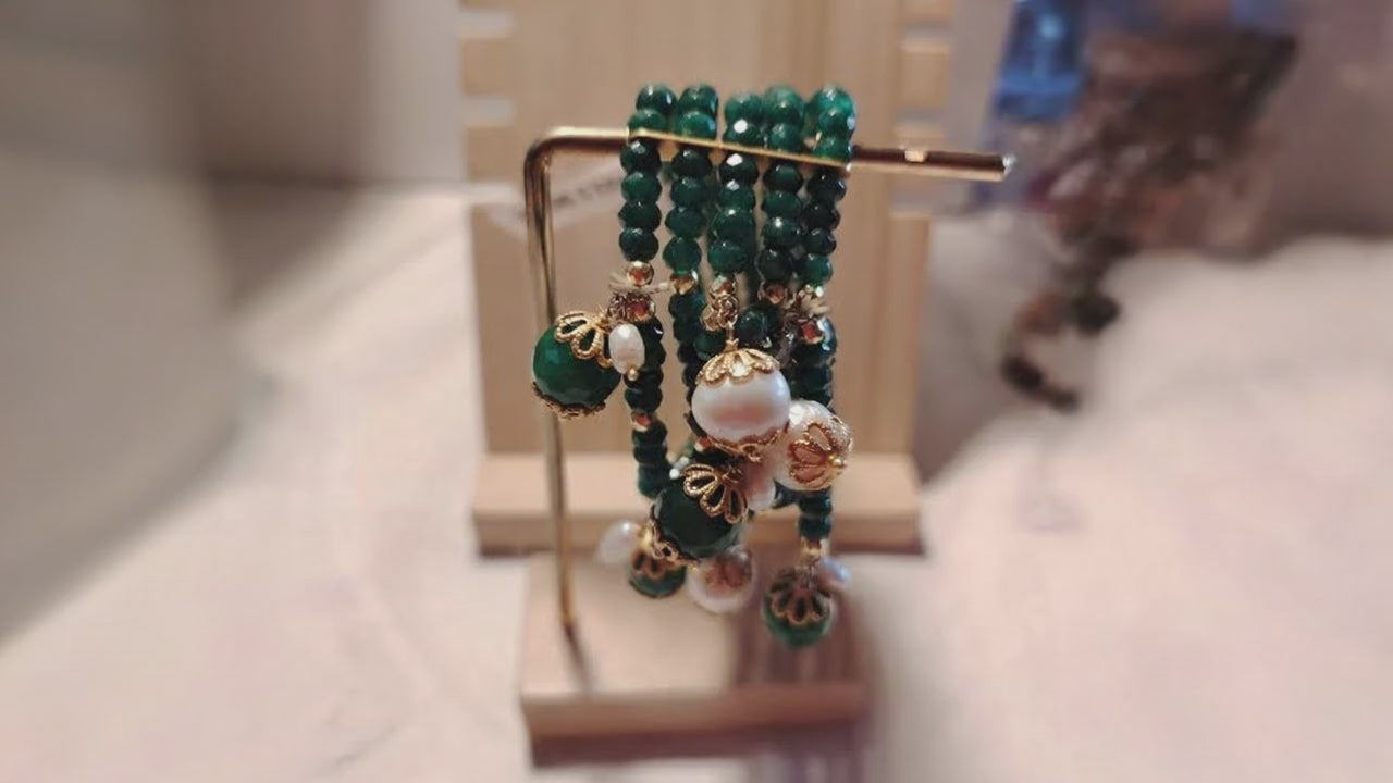 Bracciale "Regina di Smeraldo" – 5 Fili di Perle, Radice di Smeraldo