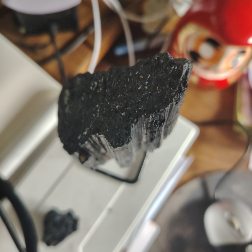 Tormalina Nera Grezza del Brasile con Supporto – Scudo Protettivo