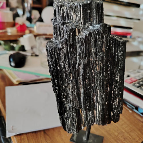 Tormalina nera grezza su supporto, cluster a spigoli con superfici striate lucide