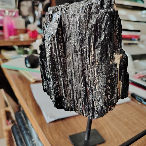 Pietra di tormalina nera grezza su supporto, forma verticale a fasce scintillanti