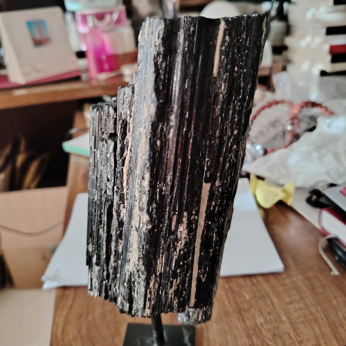 Tormalina nera grezza su supporto, segmento verticale con creste e sfaccettature