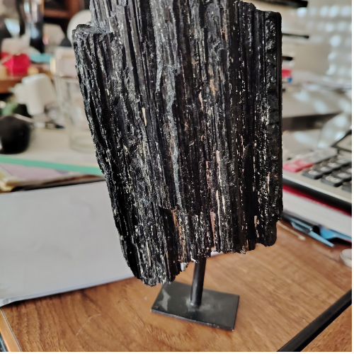 Tormalina nera grezza su supporto metallico, pezzo verticale con venature chiare