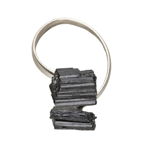 Anello regolabile argento 925 con tormalina nera grezza su fascia lucida